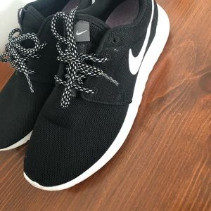 Ladies size 6.5 Nike Roshe